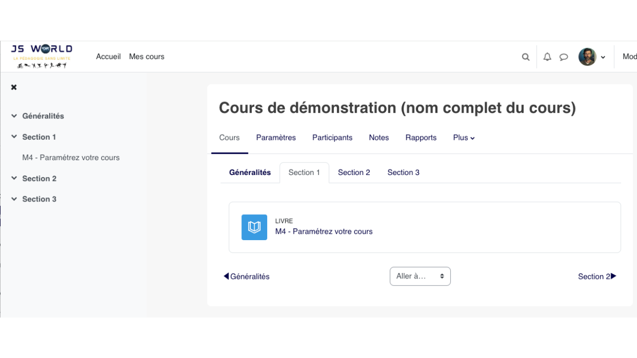 Le format tuiles donne des entrées visuelles compactes vers les sections; il fonctionne bien quand l'apprenant doit choisir rapidement une partie du cours.