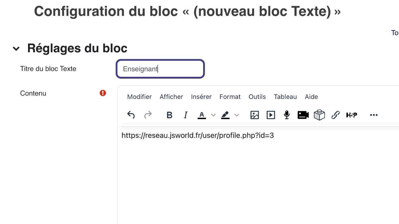 Dans la configuration du bloc, le titre Enseignant et le lien du profil donnent un premier repère de contact aux apprenants.
