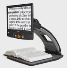 un téléagrandisseur numérique en action sur un livre